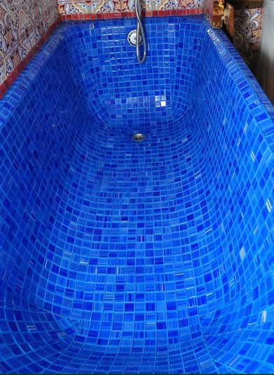 Укладка мозаикой чугунной ванны